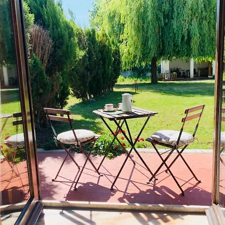 Happy Ria House בית הארחה